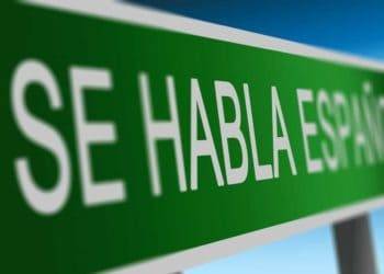 Se Habla Español sign on a bright green background at Cozumel Mexico vacation rental Stingray Villa.