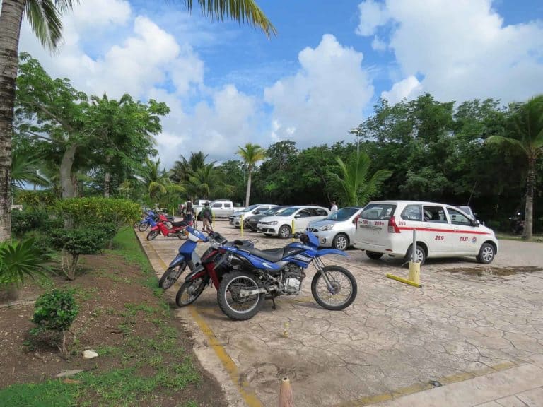 People parking on the most southern road out of Marina Fonatur Cozumel